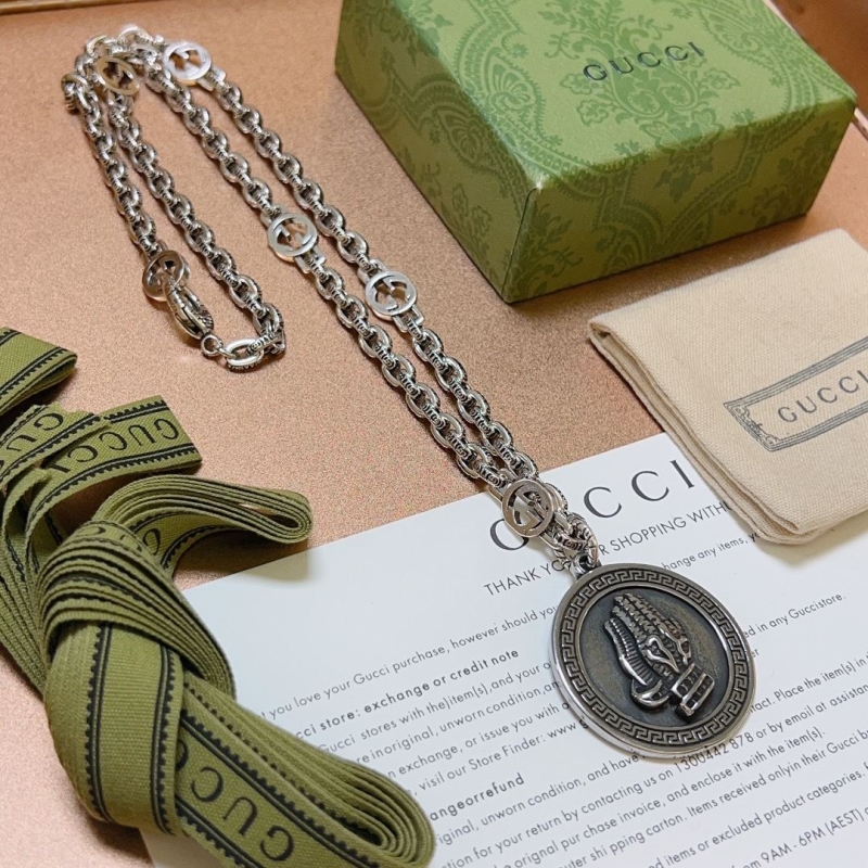 G*u*i necklaces
